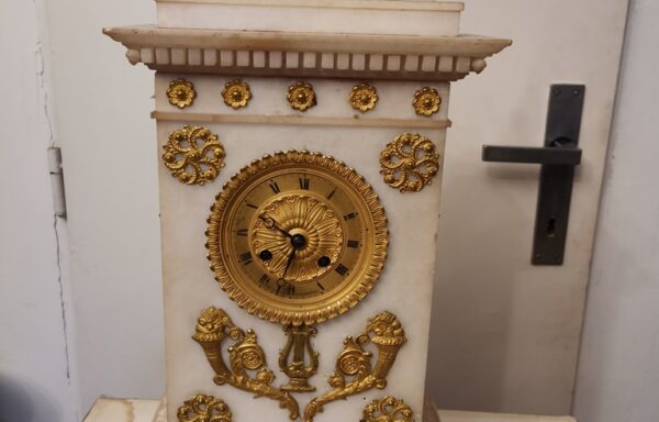 Stolové hodiny – alabastrové (polky) s mosadznými ozdobami