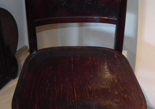Drevená stolička (Thonet)
