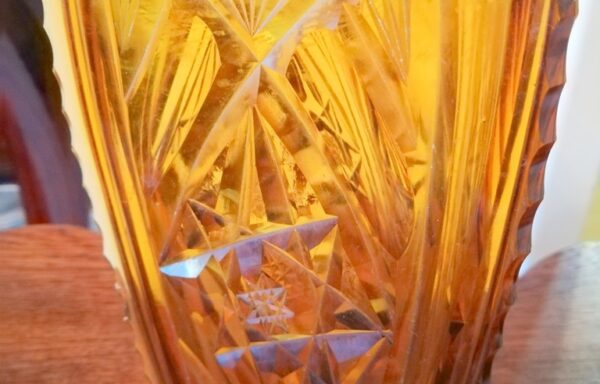 Váza (žlté brúsené sklo)