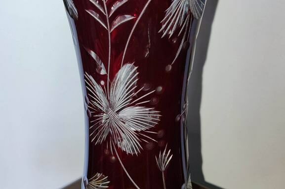 Brúsená váza (rubínové sklo)