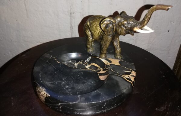 Mramorový popolník s bronzovým slonom